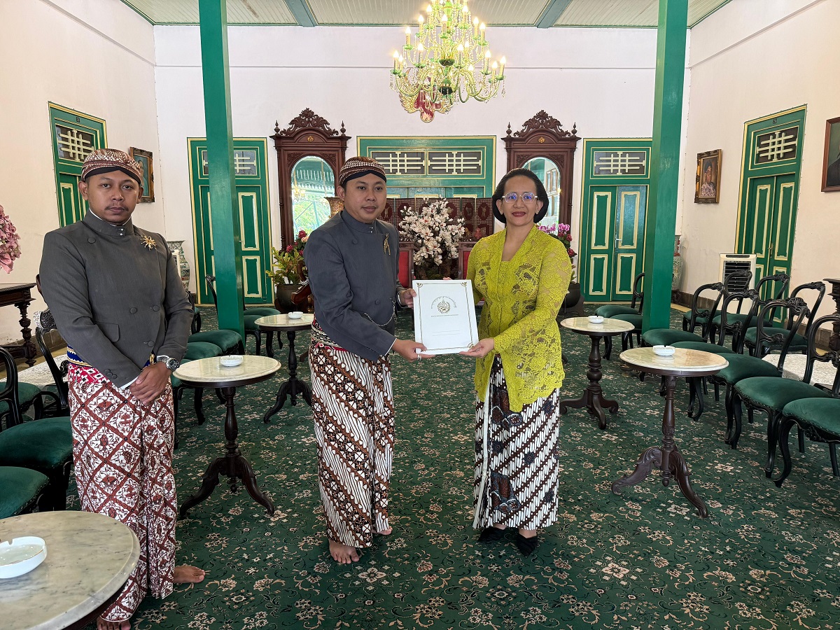 BRM Yudhistira Rachmat Saputro, Pakubuwono XIII Hangabehi mengantarkan undangan untuk Raja Keraton Yogya Sri Sultan HB X dan diterima GKR Condrokirono, putri Sri Sultan HB X, Rabu (12/11/2025)