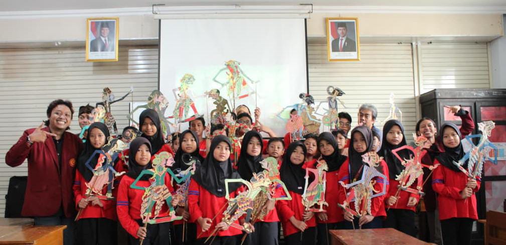 ILMU BARU: SD Muhammadiyah I Ketelan, Surakarta mengikuti pembelajaran tentang wayang.  &nbsp;