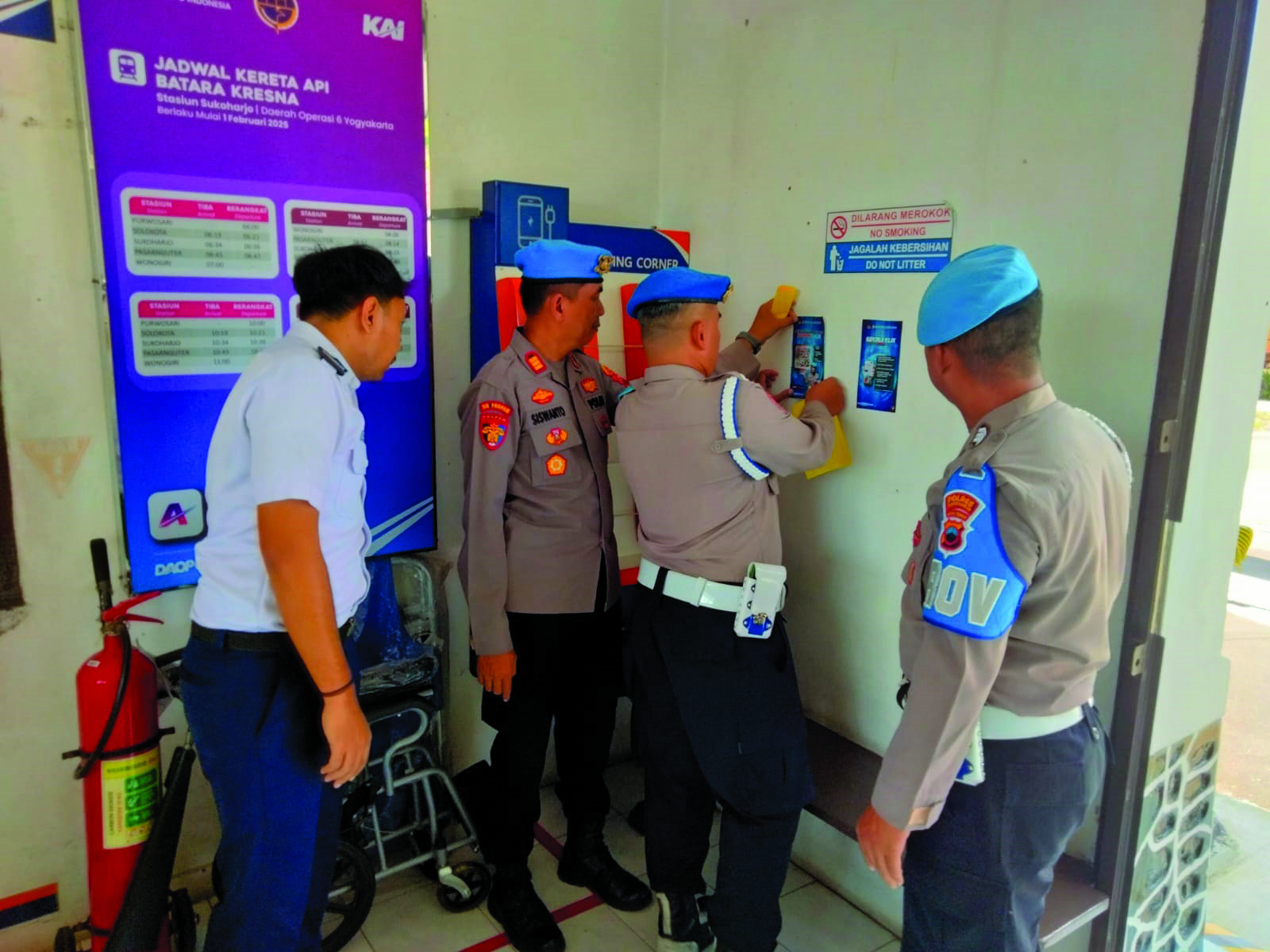 Siepropam Polres Sukoharjo memasang stiker berisi QR Code di sejumlah tempat umum.