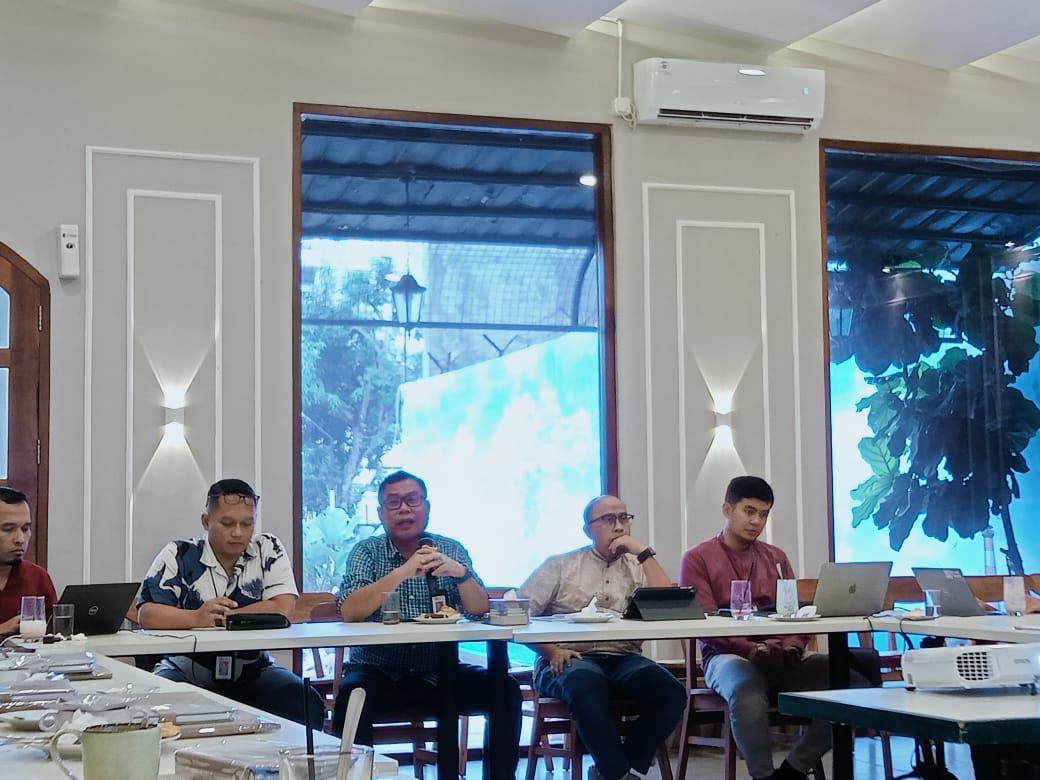OJK menggelar jumpa pers.