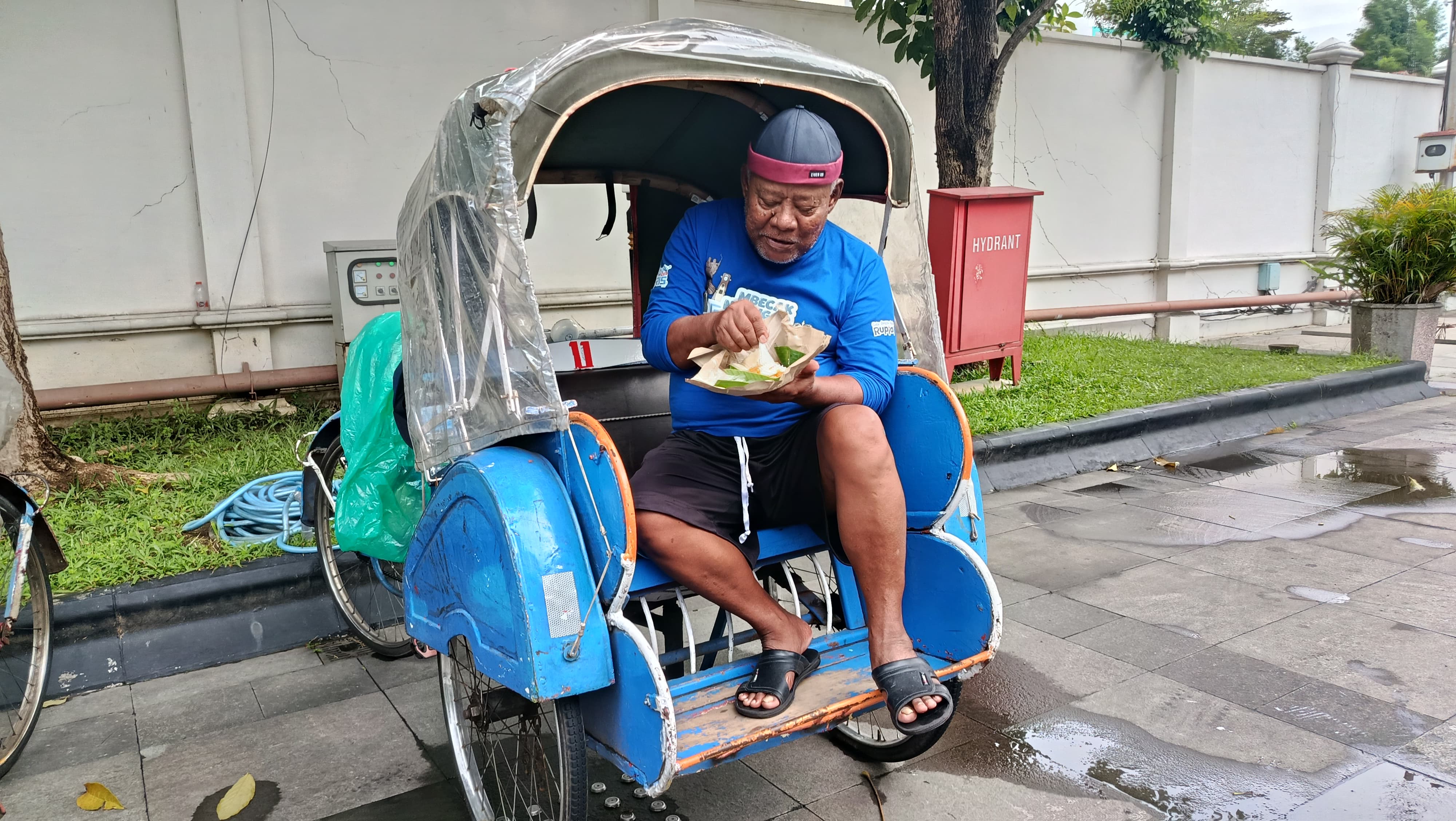 Salah satu pengayuh becak di Kota Solo.