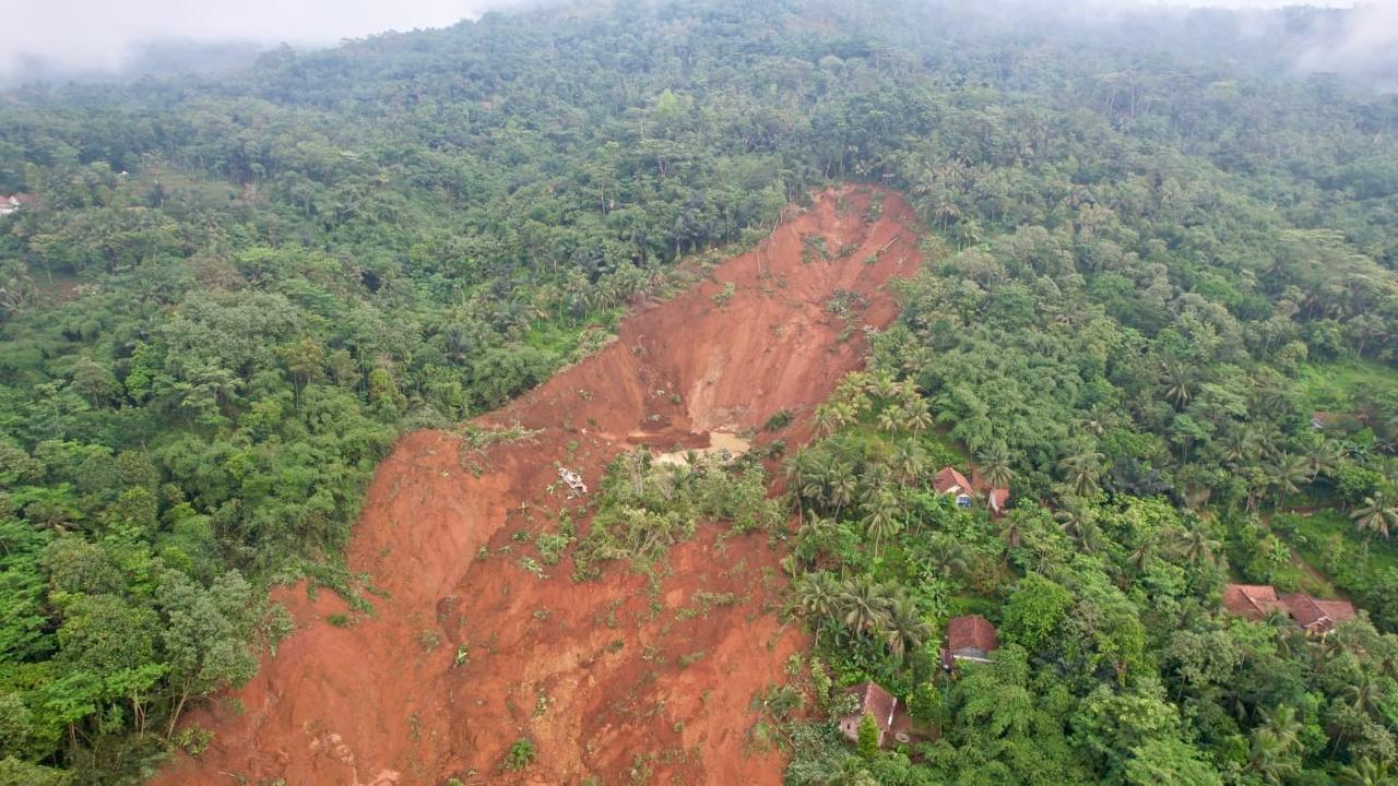 Sisa-sisa longsor di Dusun Tarukan dan Dusun Cibuyut, Desa Cibeunying, Kecamatan Majenang, Kabupaten Cilacap, Kamis (13/11/2025).