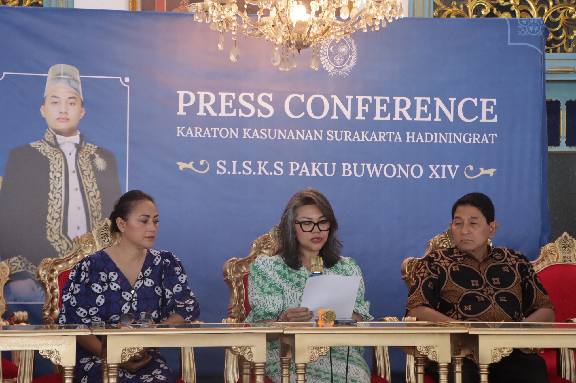 Putri tertuan PB XIII, GKR Timoer Rumbay didampingi saudaranya jumpa pers persiapan jumenengan PB XIV. (M Ihsan/Radar Solo)