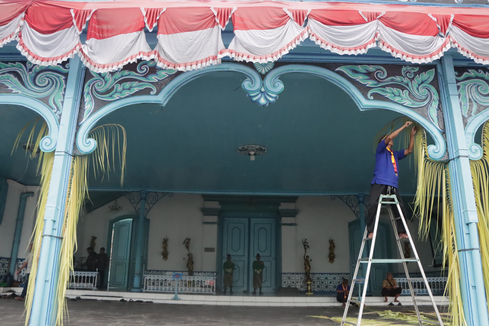 Persiapan jumenengan PB XIV di Keraton Surakarta. (M Ihsan/Radar Solo)