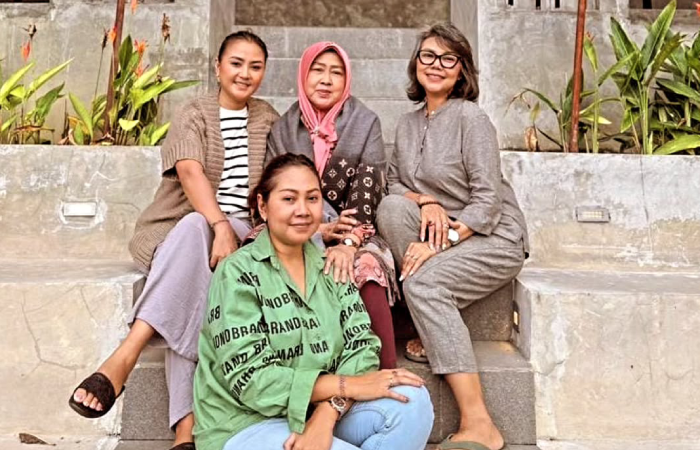 KRAy Endang Kusumaningdyah bersama tiga putrinya.