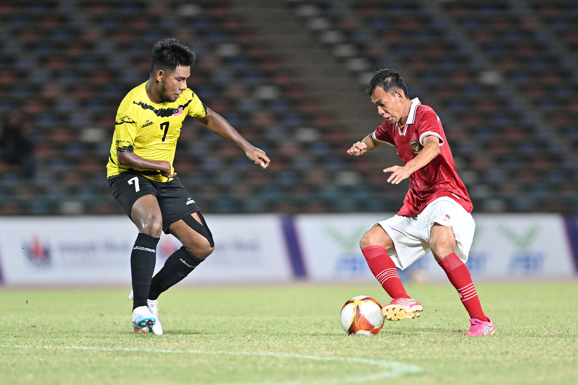 Aksi pemain sepak bola CP Indonesia Mahdianur berusaha melewati lawan dalam pertandingan final ASEAN Para Games 2023 di National Olympic Stadium, Phnom Penh, Kamboja, Kamis (08/06/2023). Indonesia harus merelakan medali emas ke tim Malaysia setelah kalah