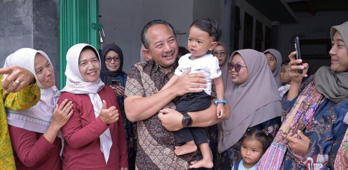 Bupati Karanganyar Rober Christanto launching program Integrasi Layanan Primer (ILP) di Aula Desa Segorogunung, Kecamatan Ngargoyoso, pekan ini. (Rudi Hartono/Radar Solo)