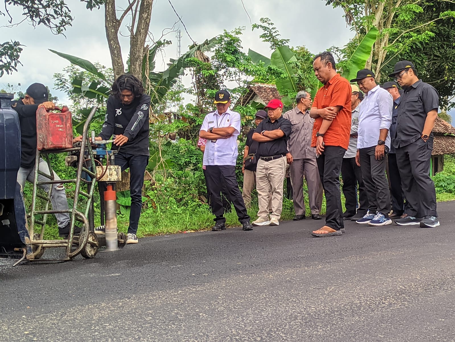 Bupati Setyo (kiri) sidak di proyek peningkatan jalan dari Kecamatan Bulukerto hingga Kecamatan Puhpelem yang berbatasan dengan Poncol, Magetan Jumat (14/11/2025).
