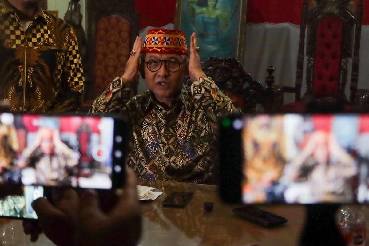 Mahamenteri Keraton Solo Tedjowulan beri keterangan pers, Kamis (13/11/2025).