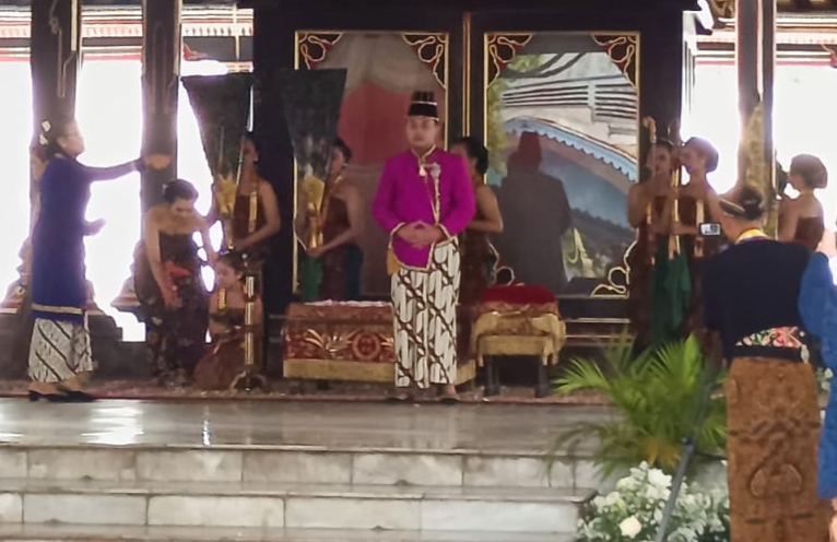 Pakubuwono XIV resmi naik takhta dalam prosesi jumenengan yang digelar Sabtu (15/11/2025) pagi.