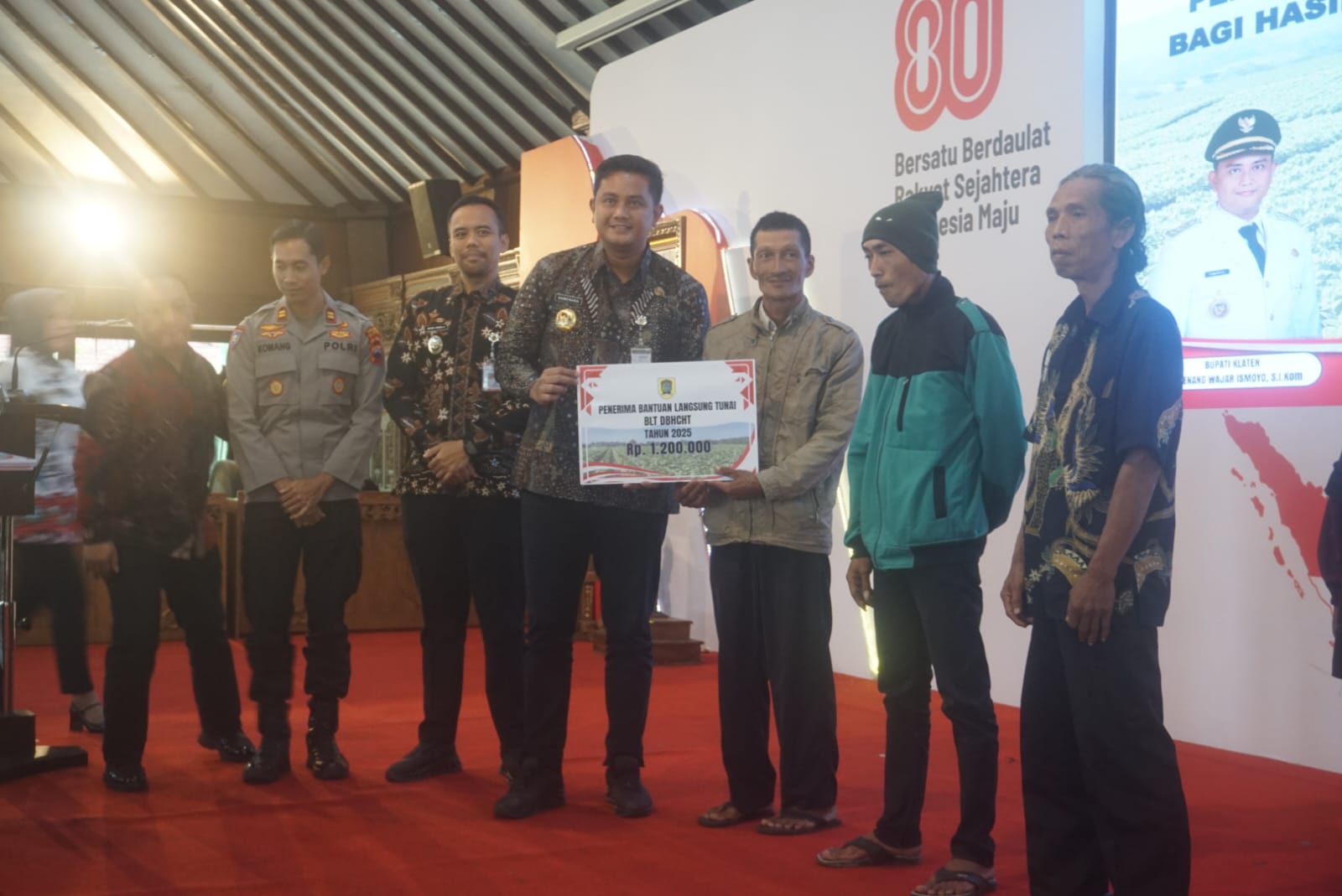 Bupati Klaten Hamenang Wajar Ismoyo saat menyerahkan BLT DBHCHT kepada penerima manfaat di Pendapa Pemkab Klaten. (Angga Purenda/Radar Solo)