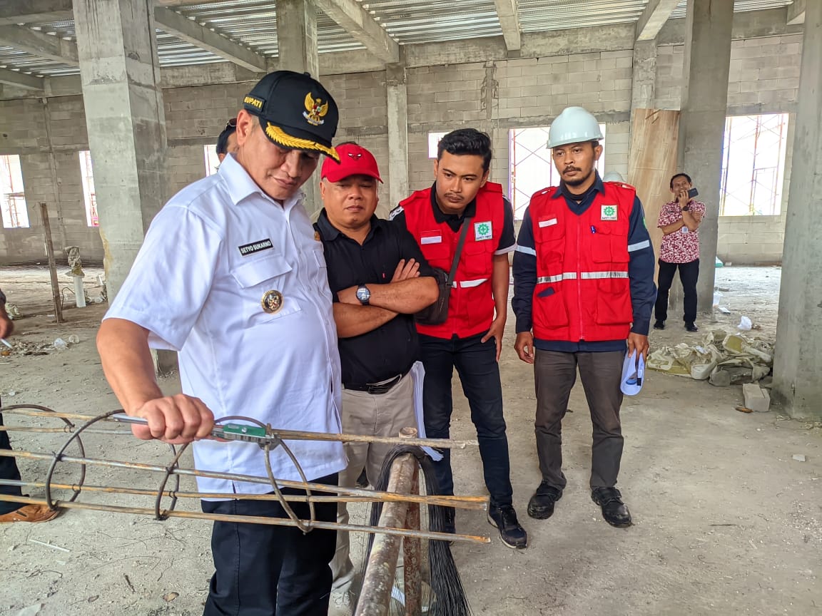 Bupati Wonogiri Setyo Sukarno dan DPRD Wonogiri meninjau proyek pembangunan RSUD Raden Mas Said Purwantoro Jumat (14/11/2025).