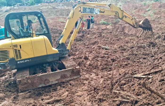 Proses pencarian korban longsor di Desa Cibeunying, Kecamatan Majenang, Kabupaten Cilacap.
