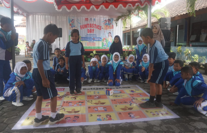 Para siswa SD Negeri 3 Palar, Kecamatan Trucuk, Klaten saat bermain  permainan ular tangga dalam Funtastic Day.