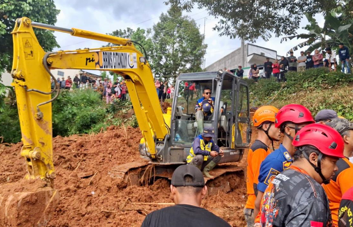 Alat berat terus ditambah untuk percepat evakuasi longsor Cilacap.