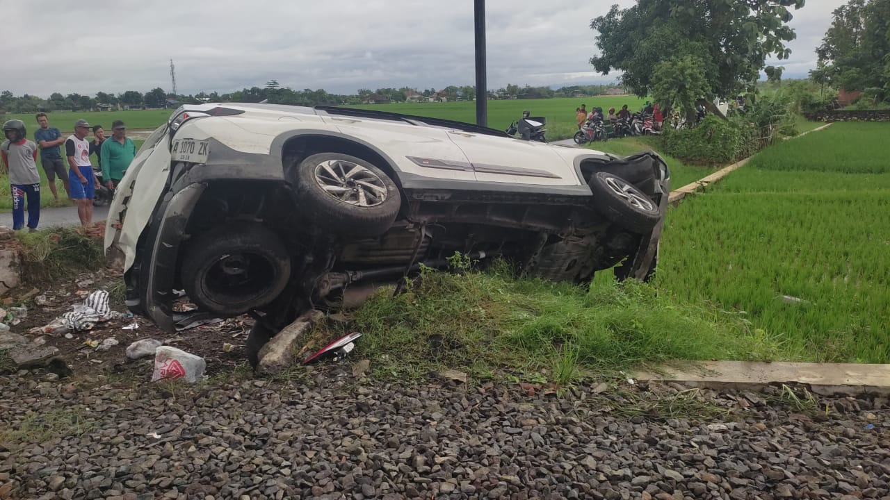KA Batara Kresna menabrak Toyota Rush di perlintasan tanpa palang Clangap Sukoharjo. Dua korban dilarikan ke RS Nirmala Suri.