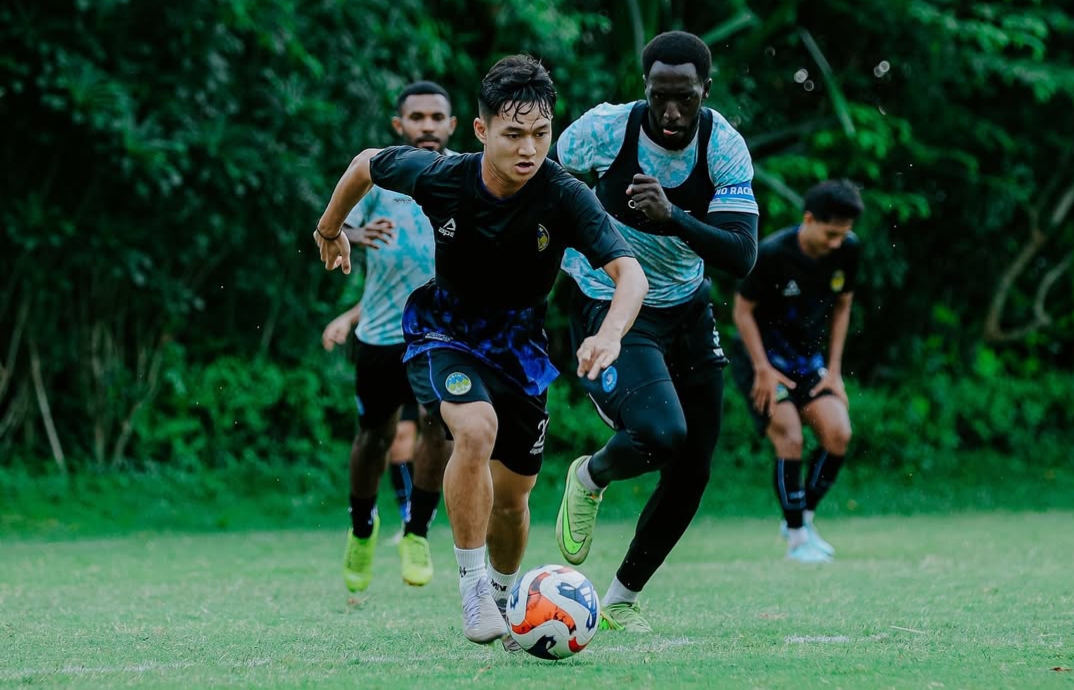 Pemain PSIM Jogja jalani laga uji tanding tertutup melawan PSBS Biak di Lapangan Yogyakarta Independent School (YIS), Sleman, Jumat (14/11/2025)