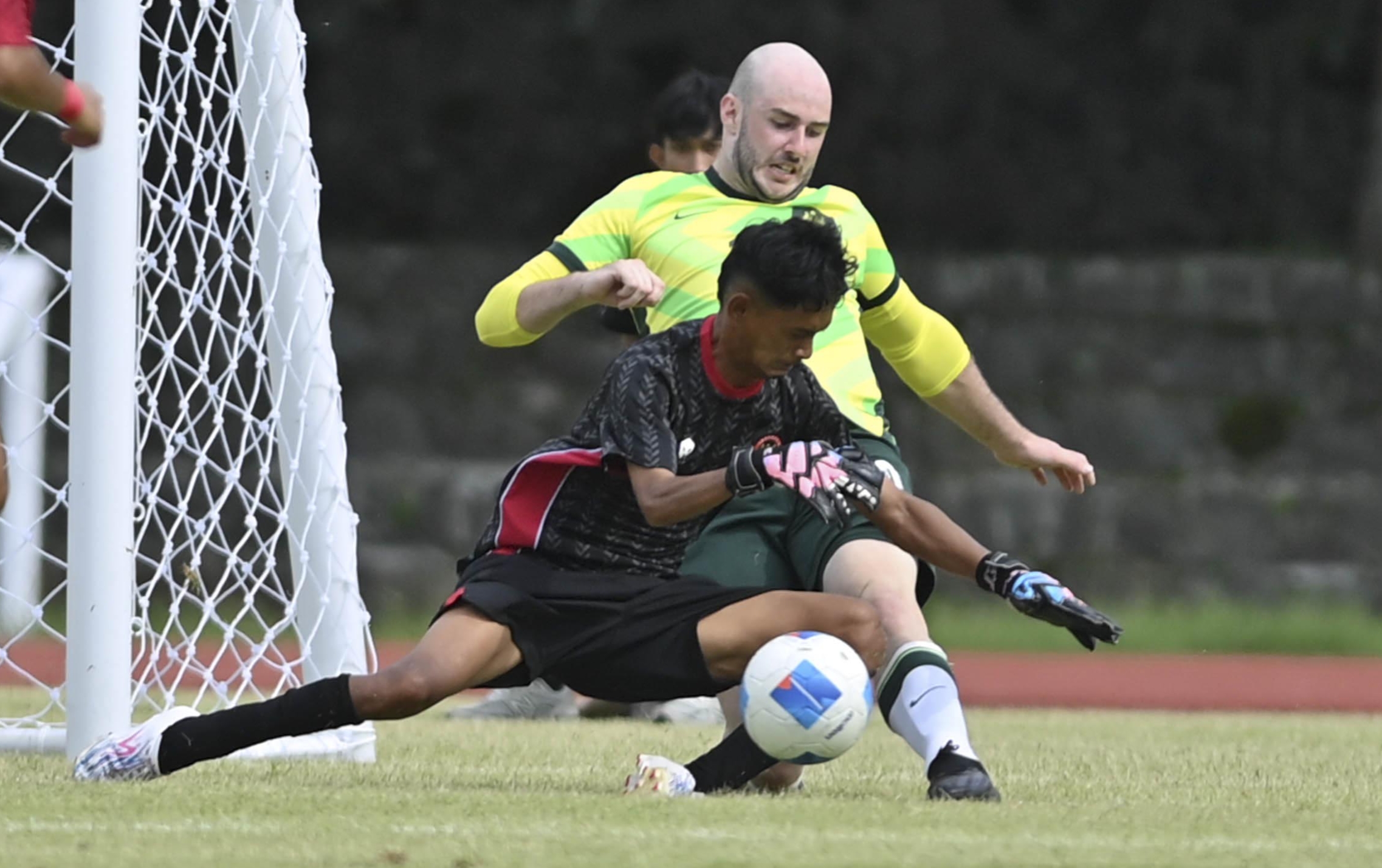 Penampilan gemilang kiper Timnas Cerebral Palsy (CP) Football Indonesia saat melawan Timnas Australia di Stadion Sriwedari.