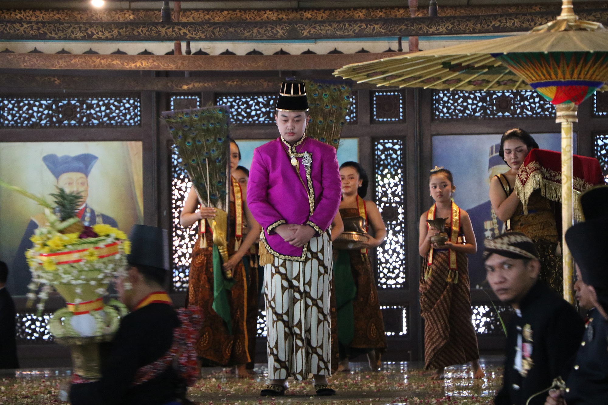 KGPAA Hamakunegoro (KGPH Purbaya) dinobatkan menjadi PB XIV