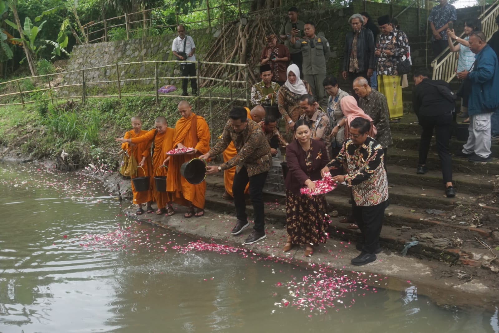 Puncak acara Kamulyaning Tirta berupa kirab menuju sungai yang tidak jauh dari Vihara Bodhivamsa, Klaten Tengah untuk melaksanakan upacara fang shen. (Angga Purenda/Radar Solo)