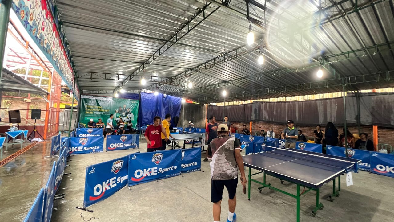 Turnamen Zam Zam Ping Pong Championship 2025 di lapangan parkir PT Zam Zam Tour & Travel, Minggu (16/11).