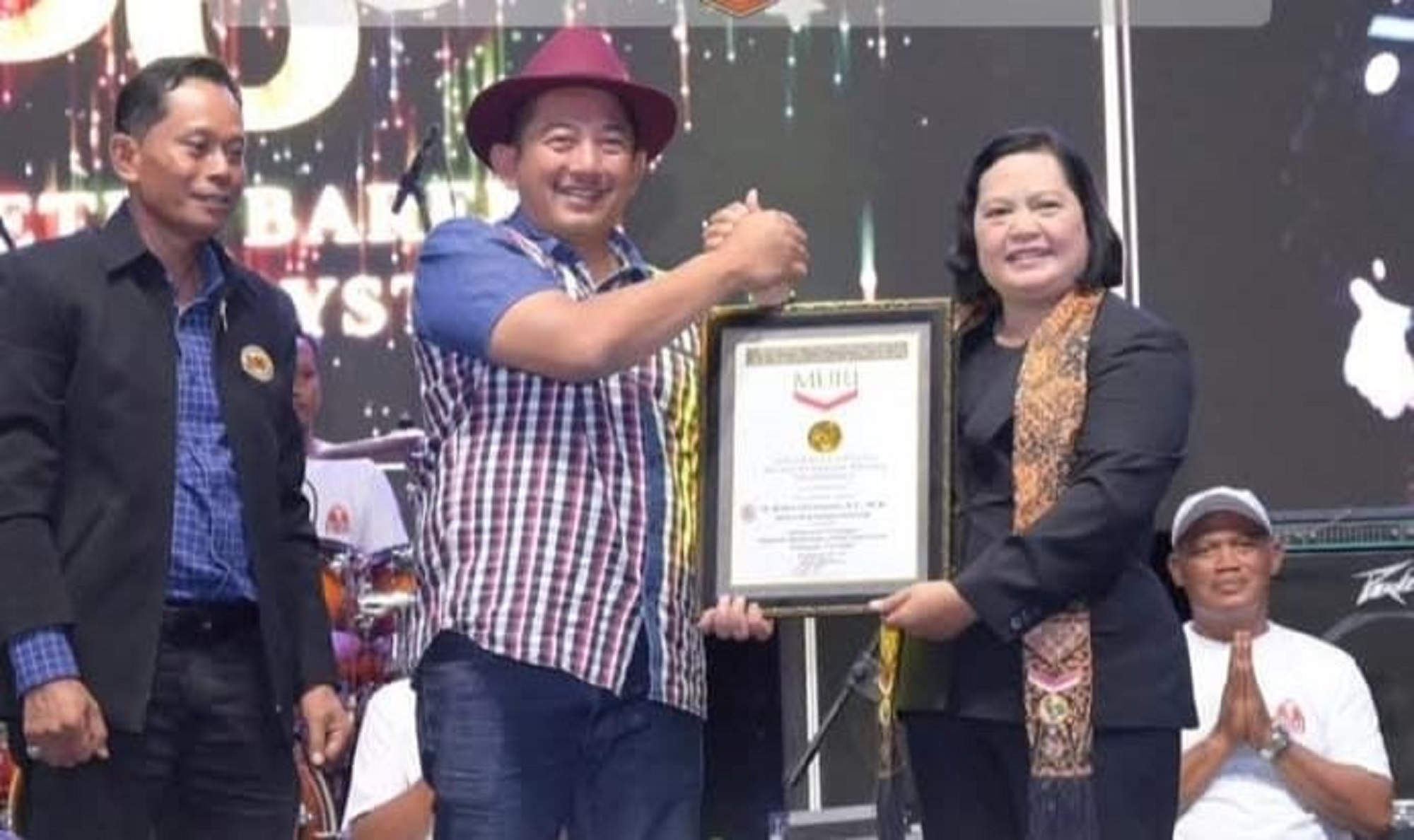 Bupati Rober Christanto terima piagam rekor MURI sound system terbanyak di Hari Jadi Ke-108 Kabupaten Karanganyar, Sabtu (15/11/2025). (Rudi Hartono/Radar Solo)