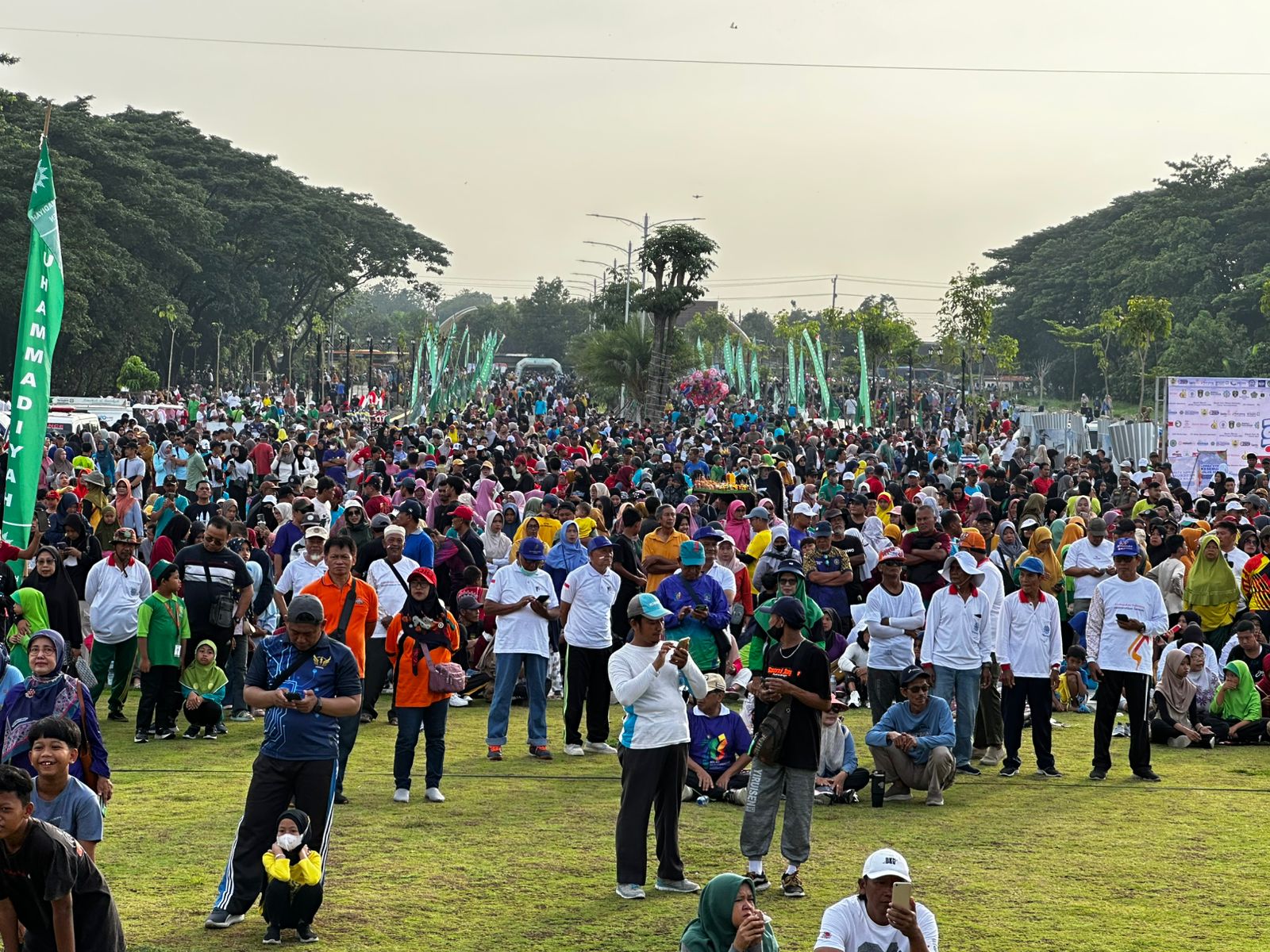 Jalan sehat dalam rangka Milad Muhammadiyah Ke-113 di Sragen, Minggu (16/11/2025). (Ahmad Khairudin/Radar Solo)