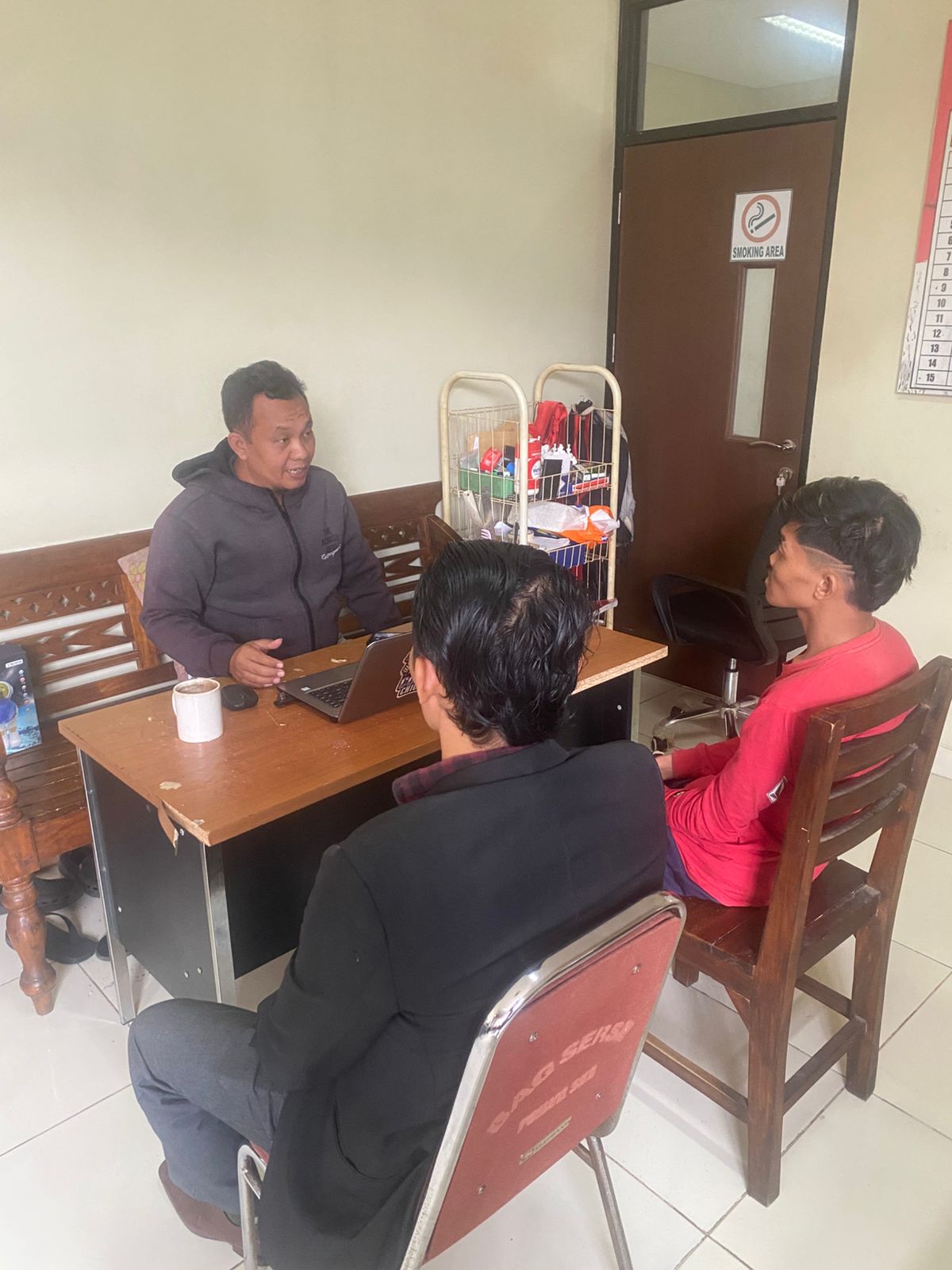 Dua anggota jaringan pengedar sabu diinterogasi di Mapolres Sukoharjo.