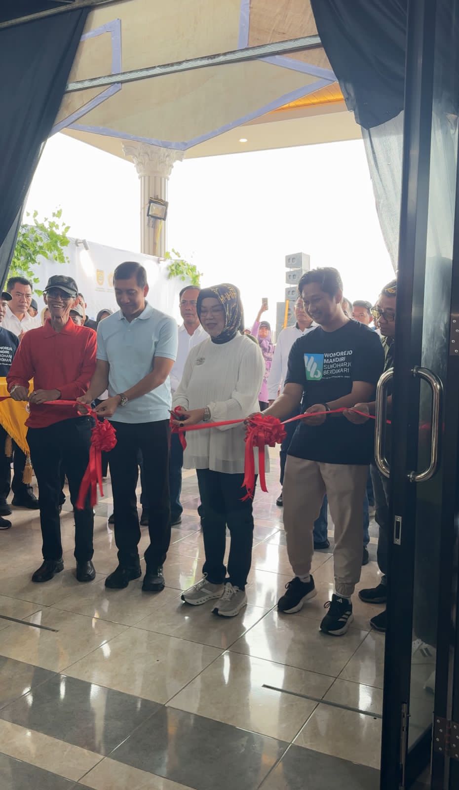 Bupati Sukoharjo Etik Suryani dan Wabup Eko Sapto Purnomo resmikan gedung serbaguna di Desa Wonorejo, Polokarto, Sabtu (15/11).