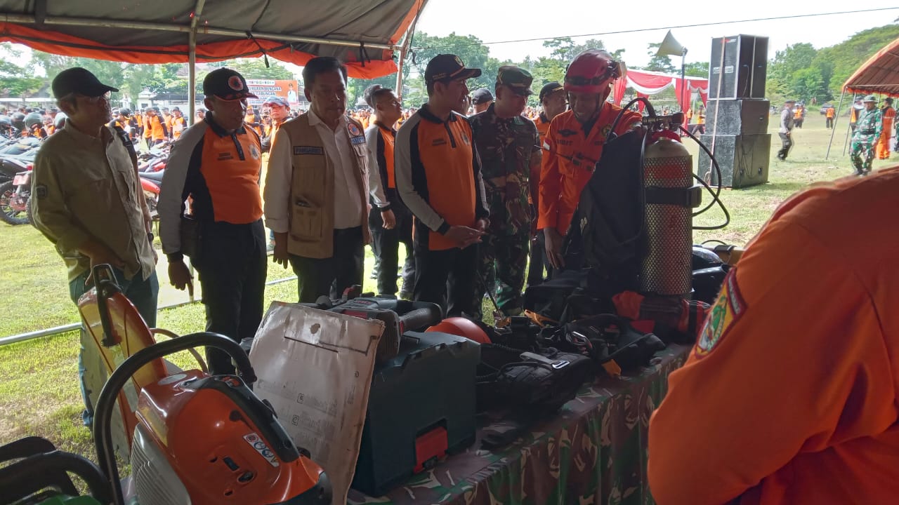 Latihan gabungan melibatkan 1.000 relawan penanggulangan bencana Kabupaten Sukoharjo di kawasan Waduk Mulur, Minggu (16/11).