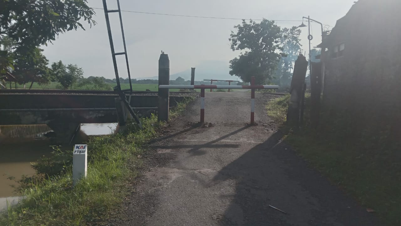 PT KAI menutup perlintasan tanpa palang di Clangap usai KA Batara Kresna tertemper mobil. Kebijakan diambil demi keselamatan perjalanan.