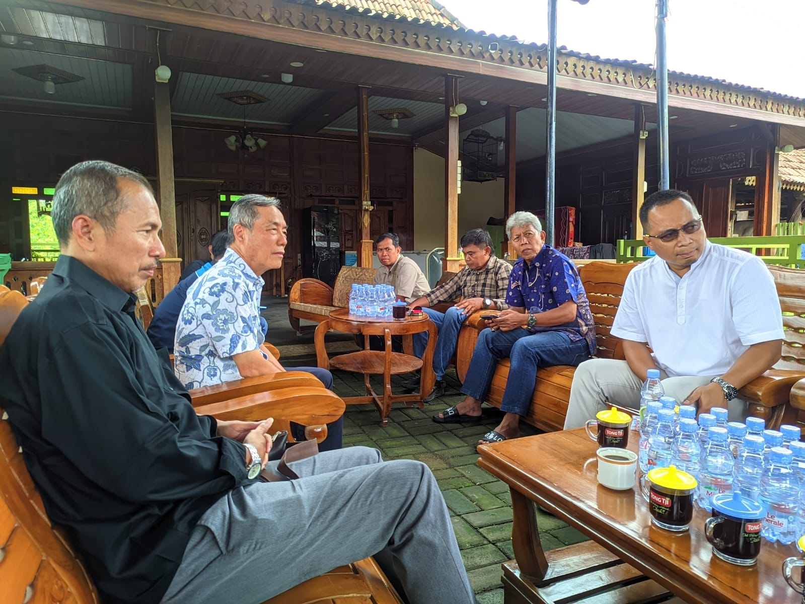 Pertemuan antara warga dan PT AAA di salah satu rumah tokoh masyarakat setempat, Sabtu (15/11/2025).
