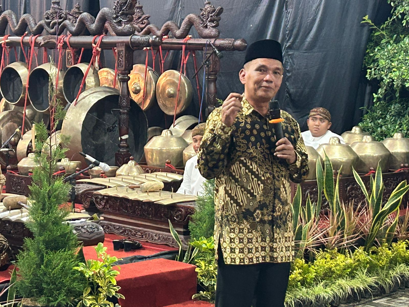 Ketua DPRD Jateng Sumanto rutin menggelar pentas wayang kulit setiap bulan di kediamannya, Desa Suruh, Kecamatan Tasikmadu, Kabupaten Karanganyar.
