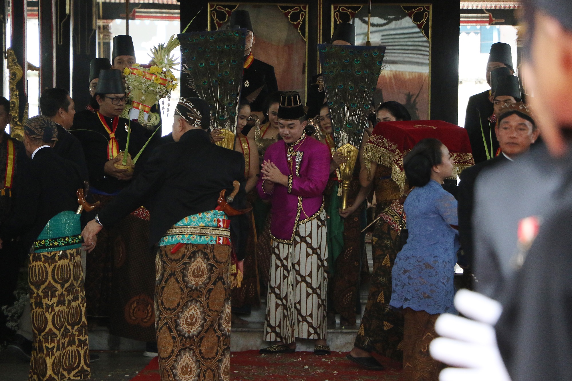KGPH Purbaya mendapat ucapan selamat usai dikukuhkan sebagai PB XIV, Sabtu lalu (15/11/2025). (M Ihsan/Radar Solo)
