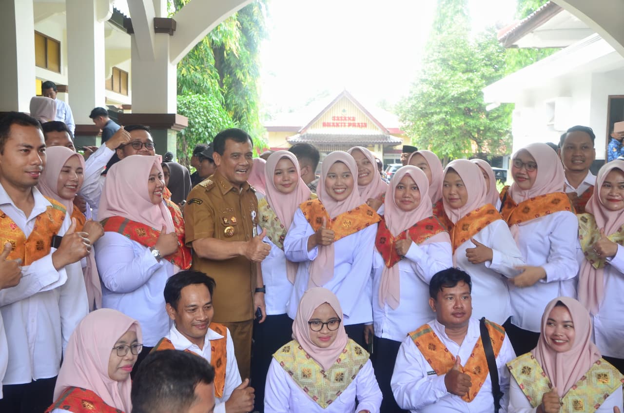 Gubernur Jateng Ahmad Luthfi bersama KPM yang telah diwisuda dalam acara &ldquo;Graduasi Pemalang Bercahaya: Bansos Sementara, Berdaya Selamanya&rdquo; di Pendapa Kabupaten Pemalang, Senin (17/11/2025).