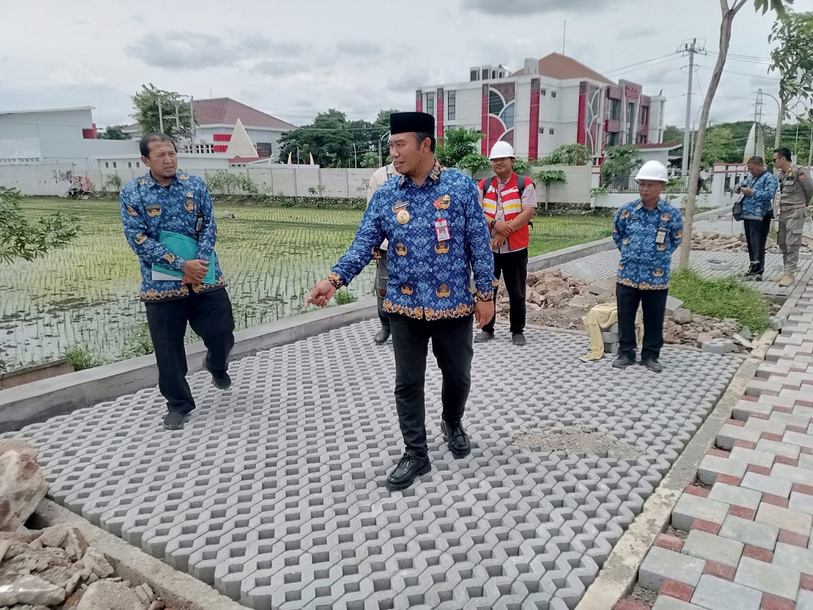 Bupati Sragen Sigit Pamungkas meninjau proyek pembangunan Taman Mangkubumi di kawasan Nglangon, Kecamatan Sragen, Senin (17/11/2025). (Ahmad Khairudin/Radar Solo)