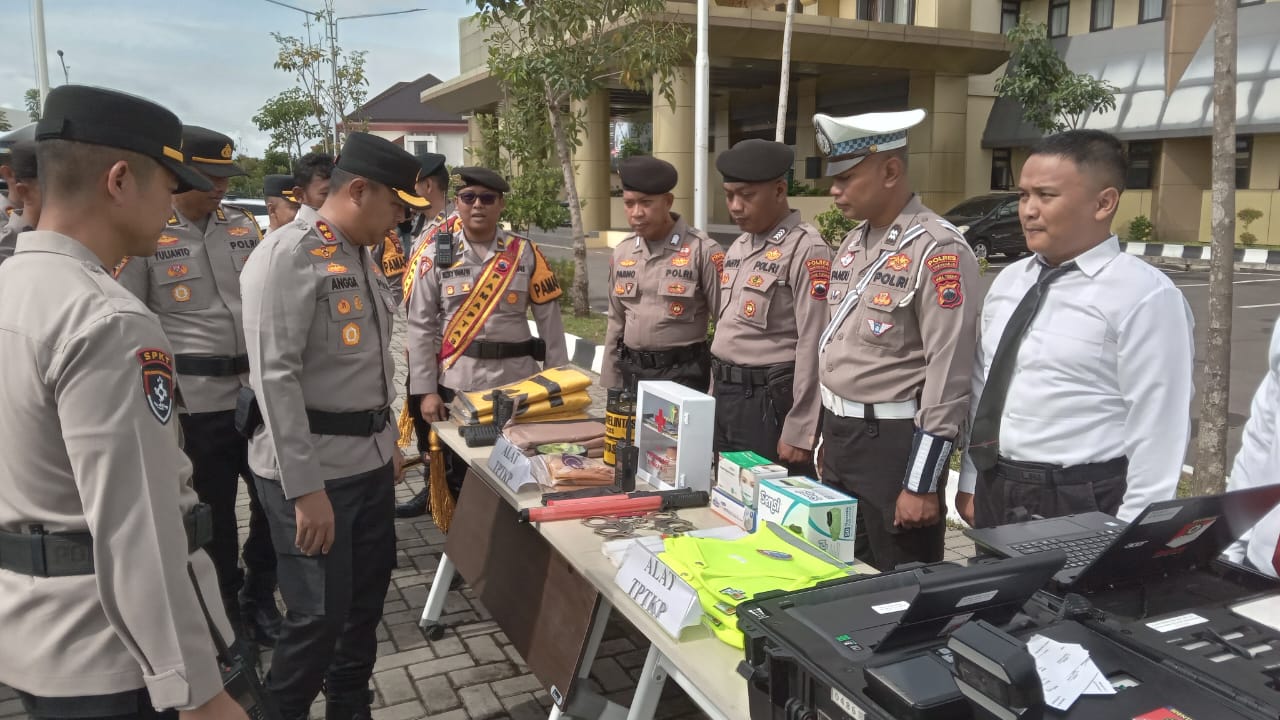 Kapolres Sukoharjo Anggaito Hadi Prabowo periksa alat TPTKP di Mapolres Sukoharjo.