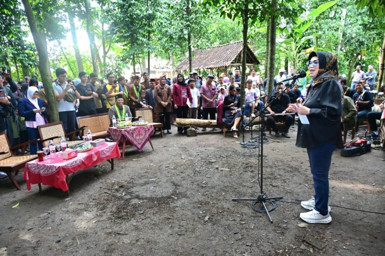 Bupati Sukoharjo Etik Suryani tanam pohon di Gunung Kunci untuk dorong reboisasi, edukasi lingkungan, dan jaga ekosistem kota.