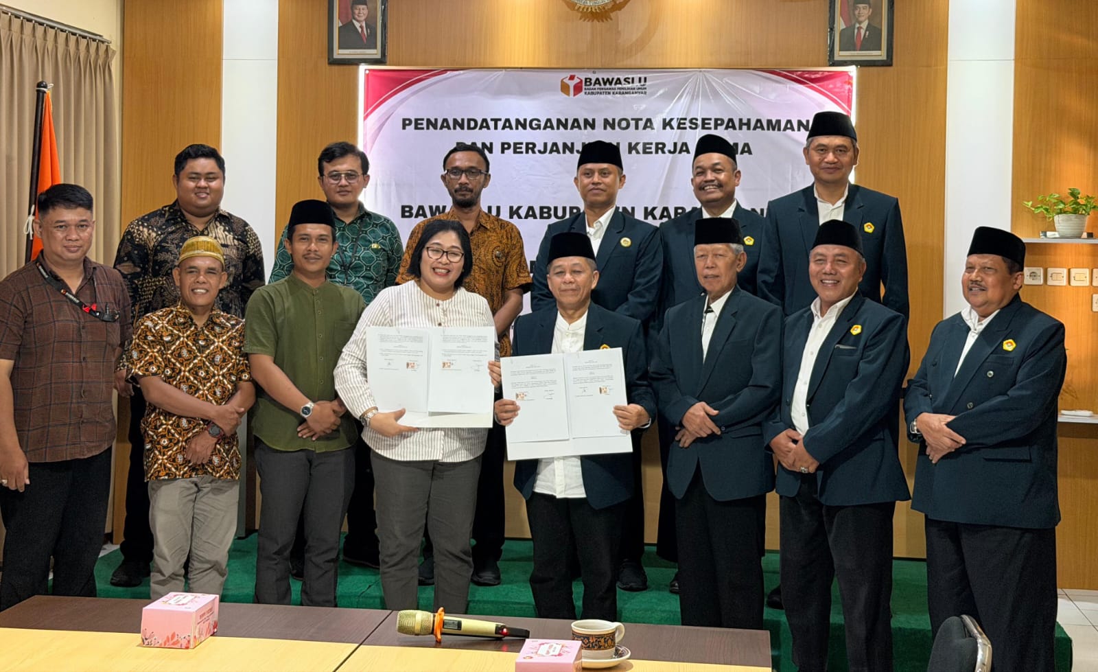 Bawaslu Karanganyar dan LDII nota kesepakatan dan perjanjian kerja sama di Aula Kantor Bawaslu Karanganyar. (Rudi Hartono/Radar Solo)