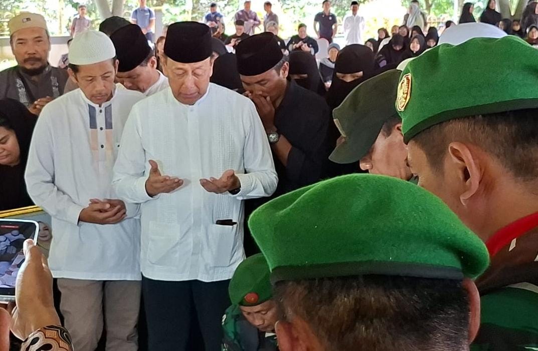 Penasihat Khusus Presiden Bidang Politik dan Keamanan, Wiranto mendoakan mendiang istri saat pemakaman di Astana Wukir Sirna Raga, Delingan, Senin (17/10/2025) siang. (Rudi Hartono/Radar Solo)