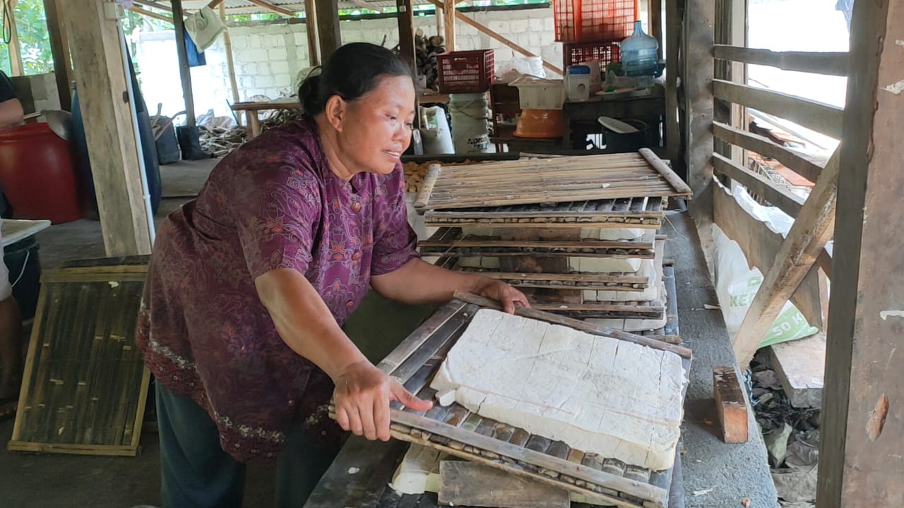 Produsen tahu di Sragen masih ketergantungan dengan kedelai impor. (Ahmad Khairudin/Radar Solo)