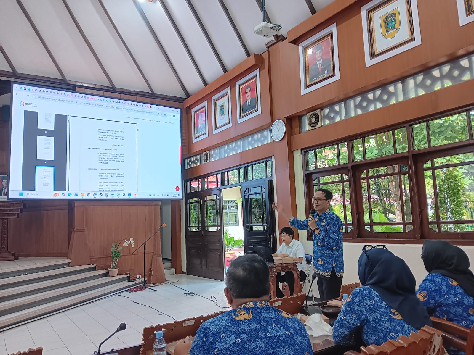 Kabag Perundang-undangan dan Persidangan Sekretariat DPRD Klaten Aris Munandar launching Smart JDIH DPRD. (Angga Purenda/Radar Solo)