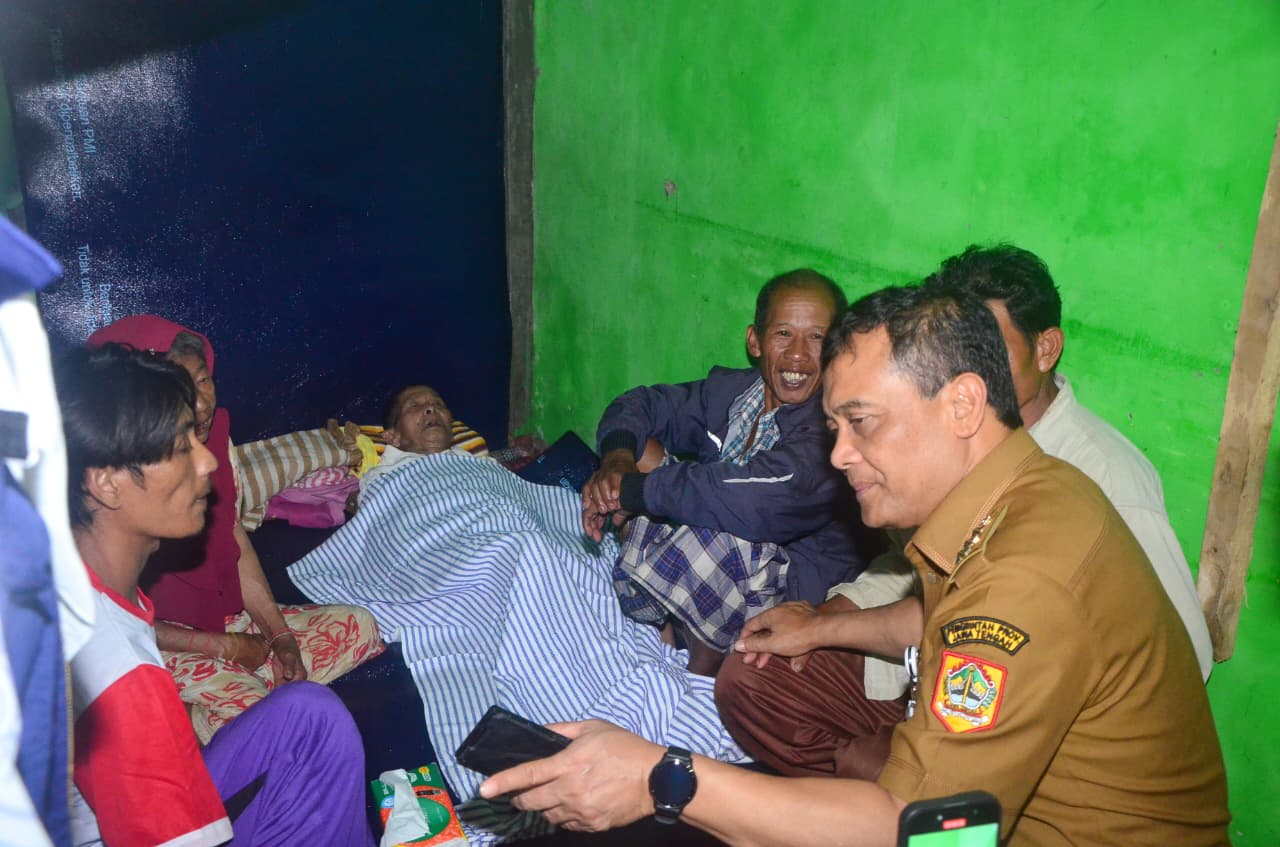 Gubernur Jateng Ahmad Luthfi berinteraksi dengan warga terdampak tanah longsor di Dusun Situkung, Desa Pandanarum, Kecamatan Pandanarum, Banjarnegara, Senin (17/11/2025).