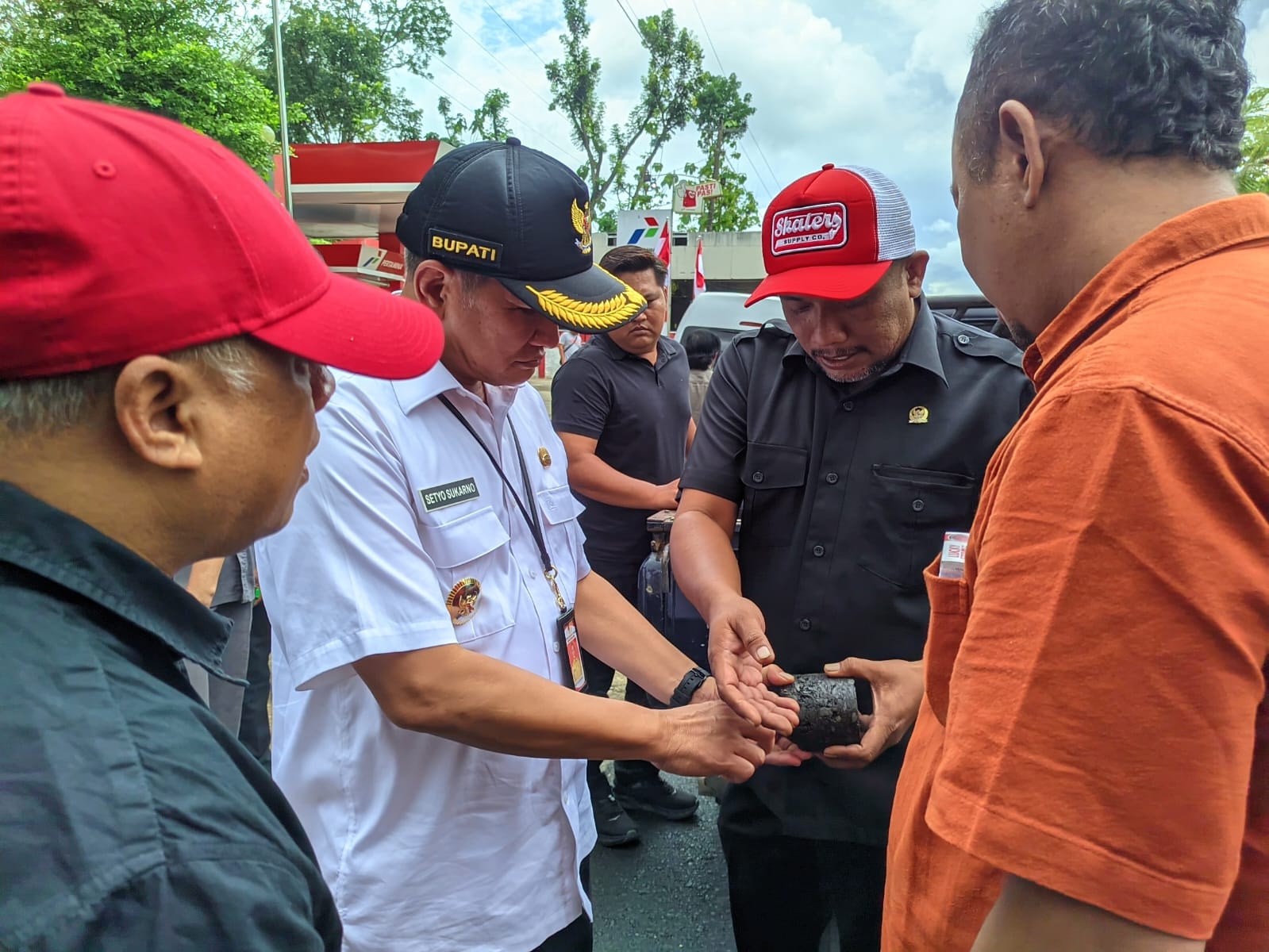 Bupati Wonogiri Setyo Sukarno bersama DPRD Wonogiri sidak proyek peningkatan jalan dari Kecamatan Bulukerto hingga Kecamatan Puhpelem yang berbatasan dengan Poncol, Magetan Jumat (14/11/2025).