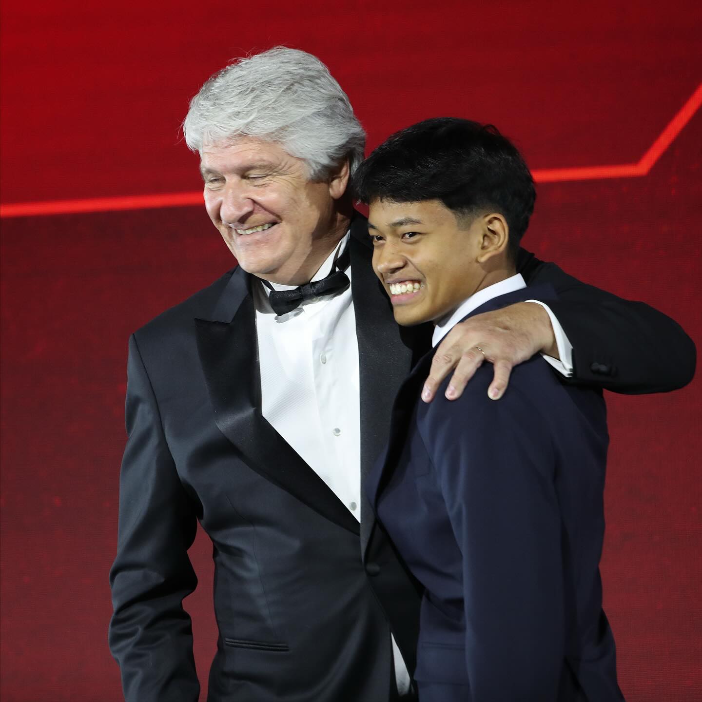 Veda Ega Pratama  foto bareng dari Presiden FIM, Jorge Viegas,