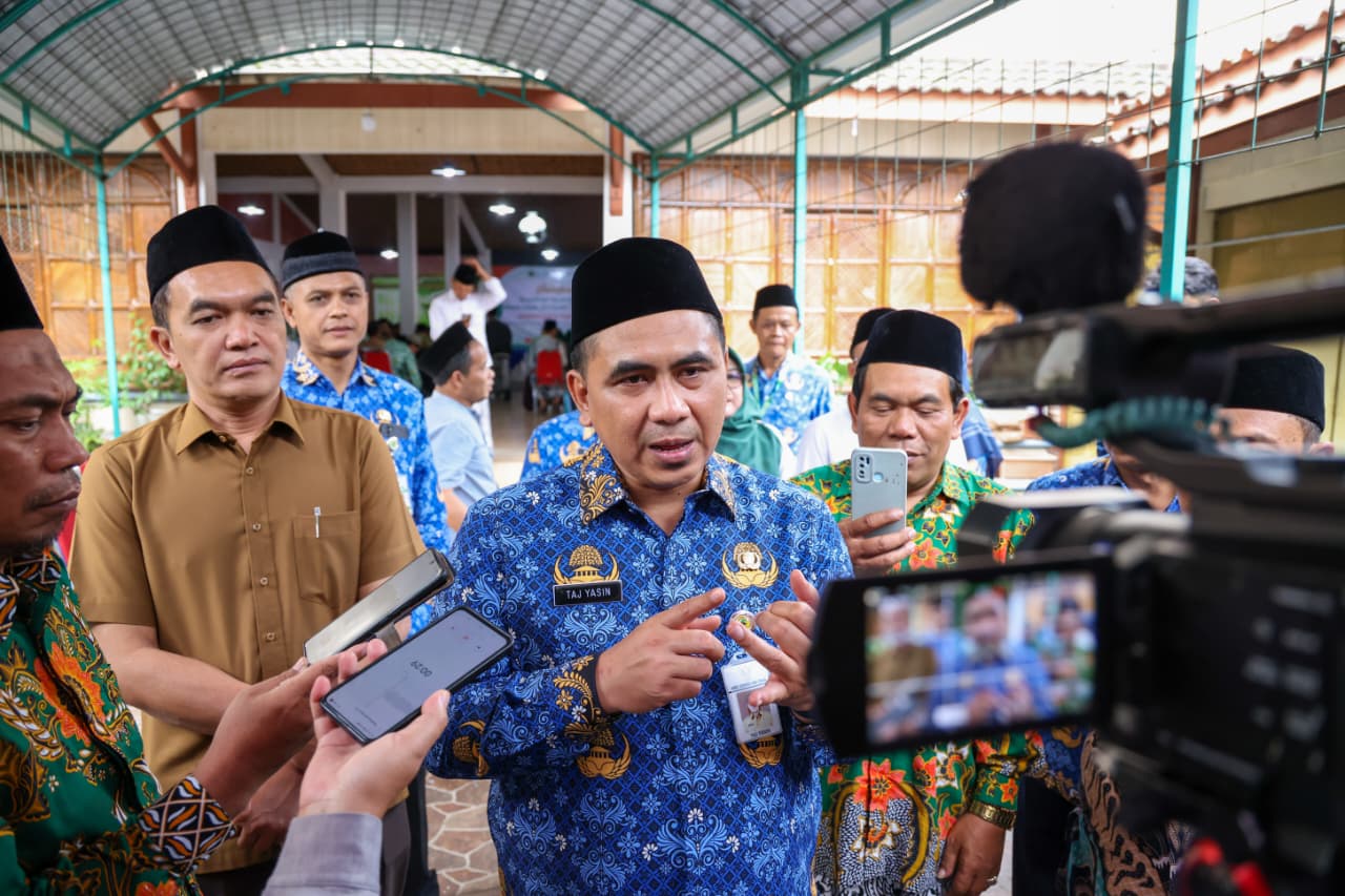 Wagub Jateng Taj Yasin beri keterangan pers usai menghadiri peningkatan Kualitas Manajemen Madrasah Diniyah Takmiliyah Angkatan V Tahun 2025 di RM Loekito, Temanggung, Senin (17/11/2025).
