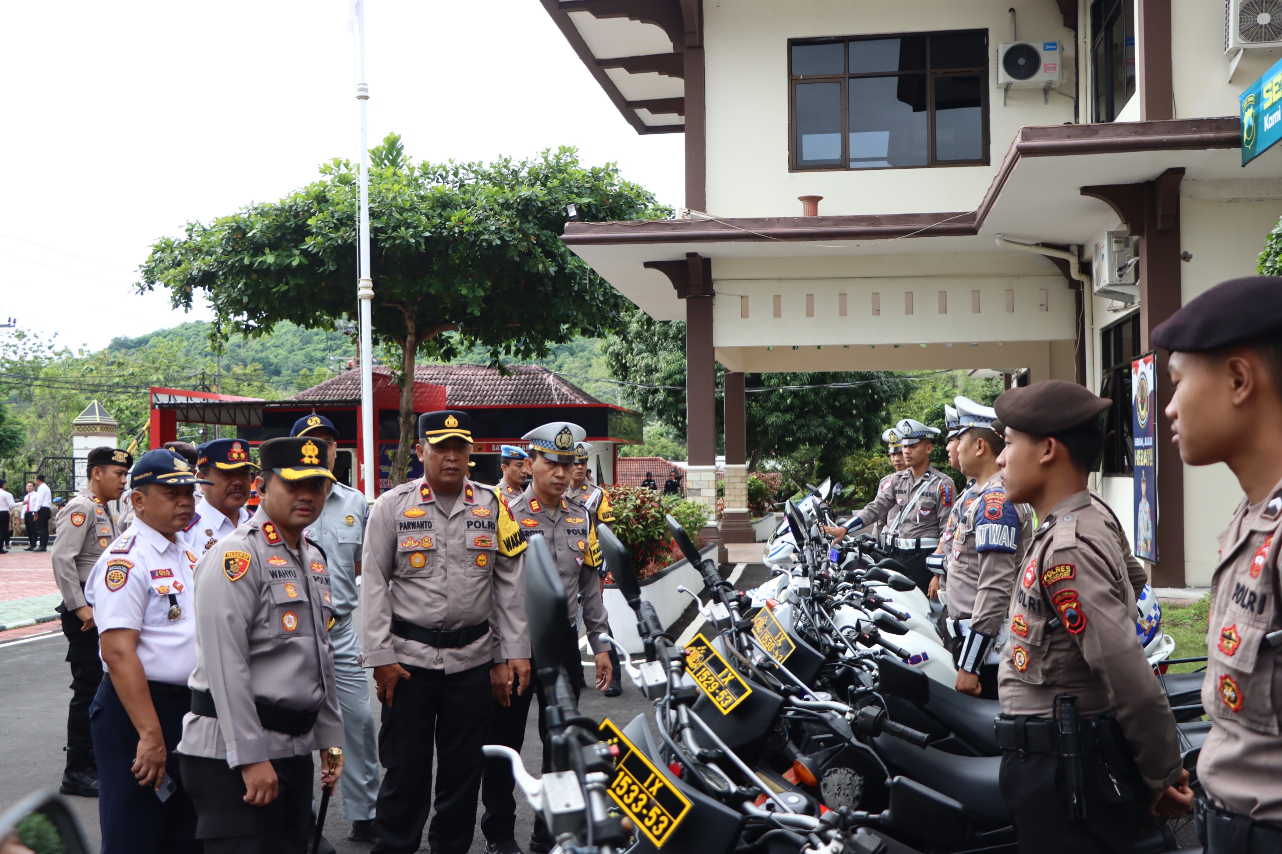 Kapolres Wonogiri AKBP Wahyu Sulistyo mengecek personel dan kendaraan yang digunakan dalam Operasi Zebra Candi 2025, Senin (17/11/2025).
