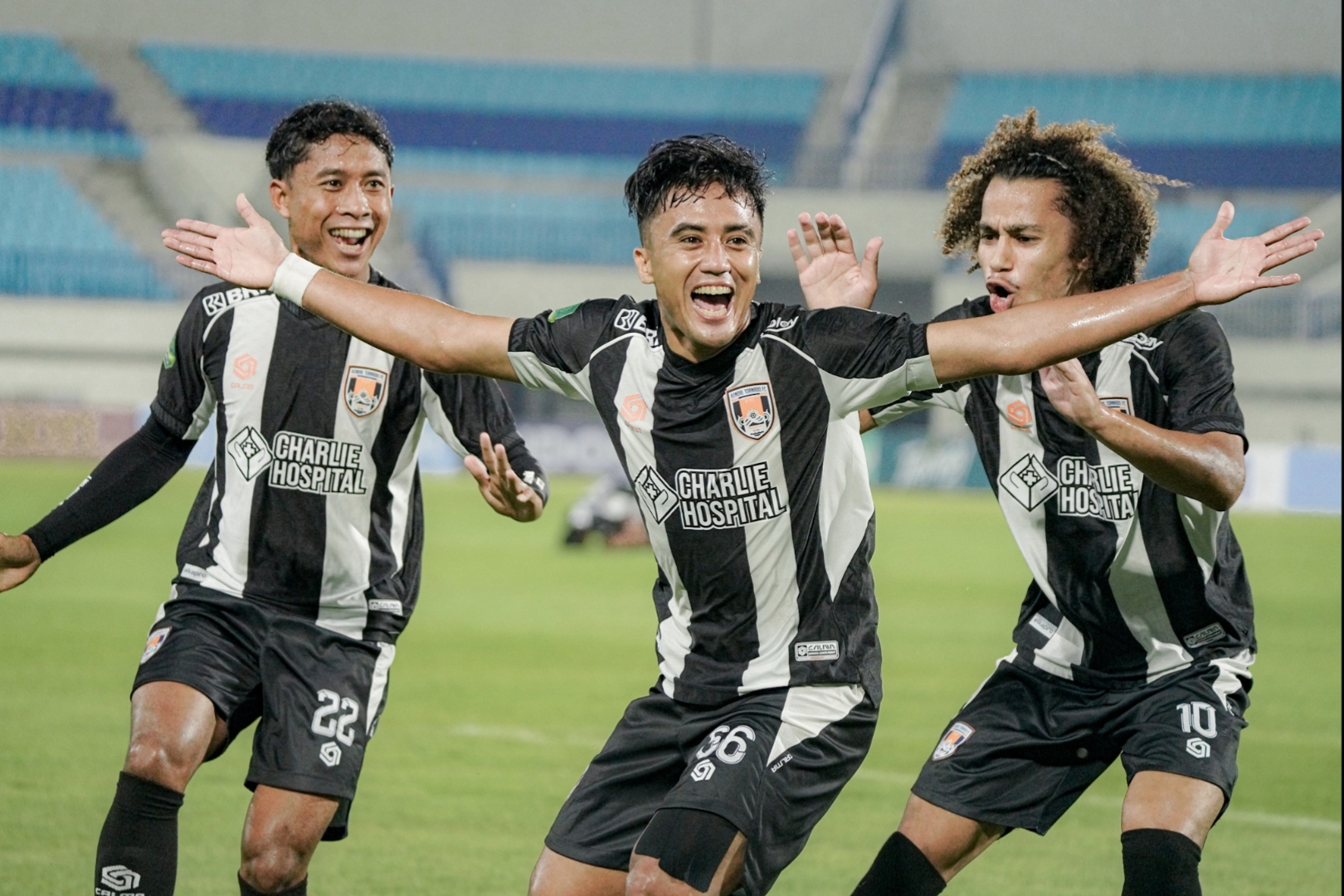 Gufroni Al Makruf (tengah) merayakan golnya ke gawang Kendal Tornado FC di Liga 2.