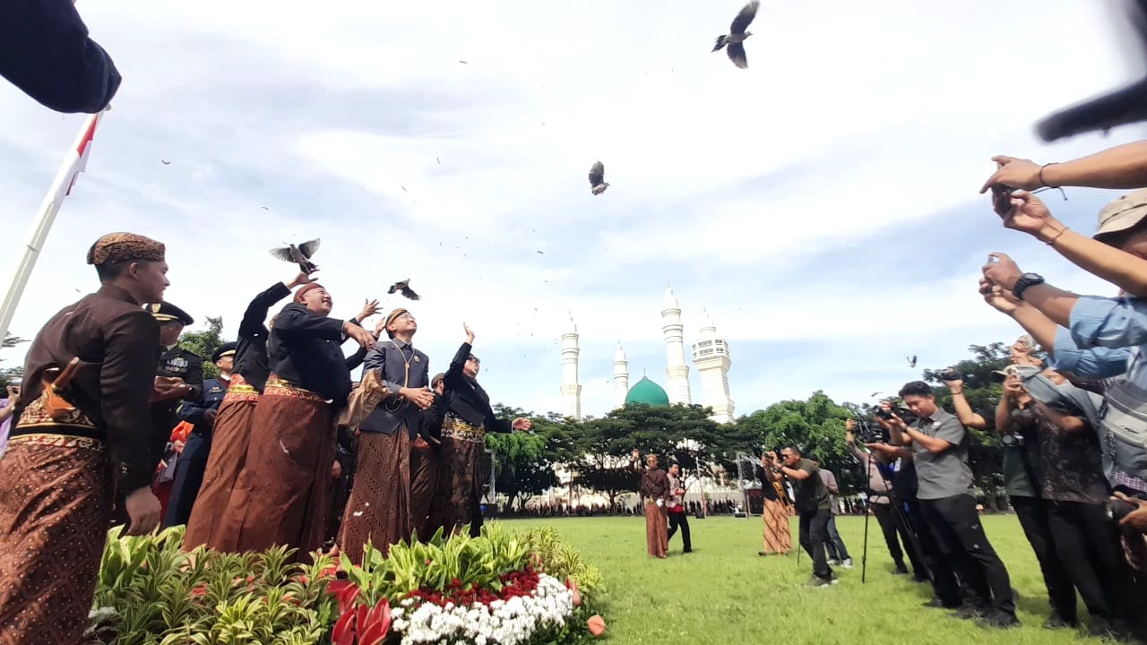 Penerbangan burung derkuku di puncak Hari Jadi Ke-108 Kabupaten Karanganyar, Selasa (18/11/2025). (Rudi Hartono/Radar Solo)