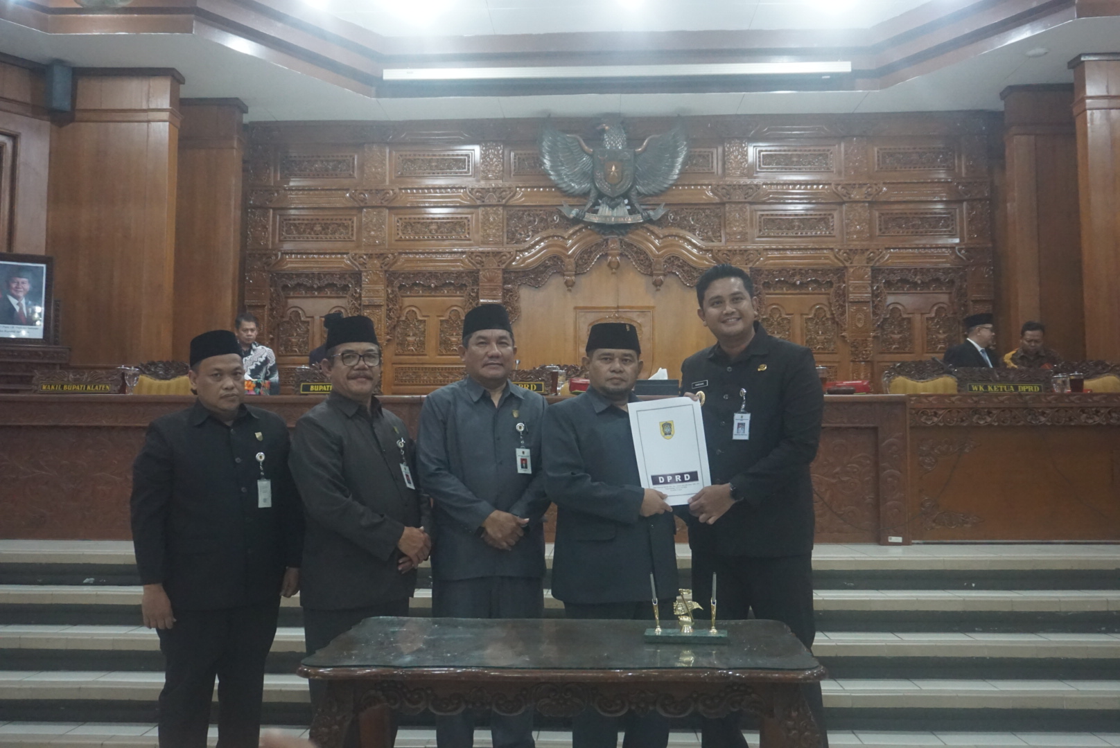 Ketua DPRD Klaten Edy Sasongko saat menyerahkan dokumen tiga perda yang disetujui kepada Bupati Klaten Hamenang Wajar Ismoyo. (Angga Purenda/Radar Solo)